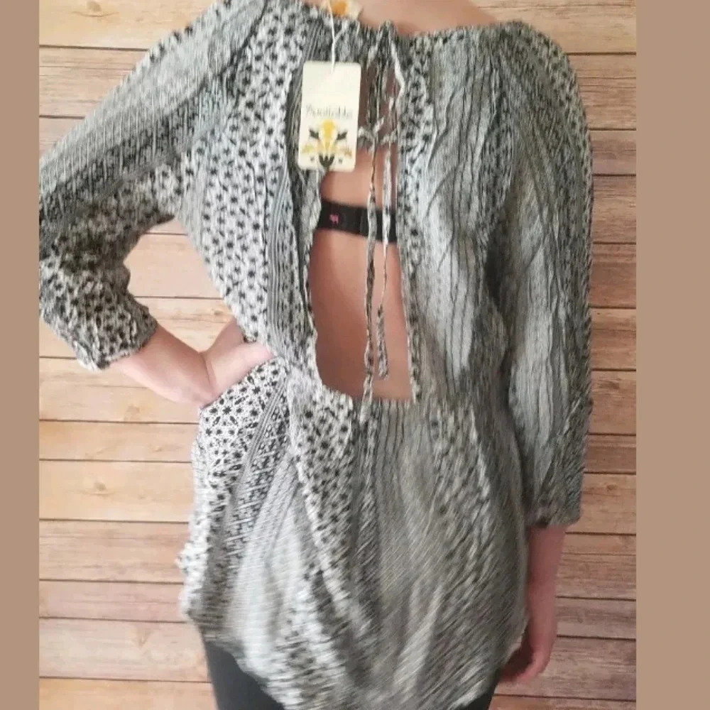 AVAILABLE Top Blouse Size Medium Floral - Picture 4 of 8